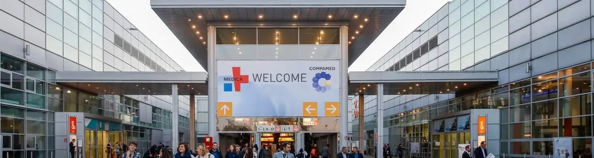 medica düsseldorf fuar girişi ve sağlık profesyonelleri için uluslararası fuar atmosferi