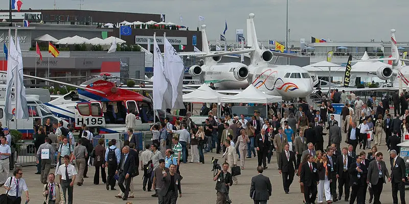 paris le bourget exhibition centre ziyeretçiler