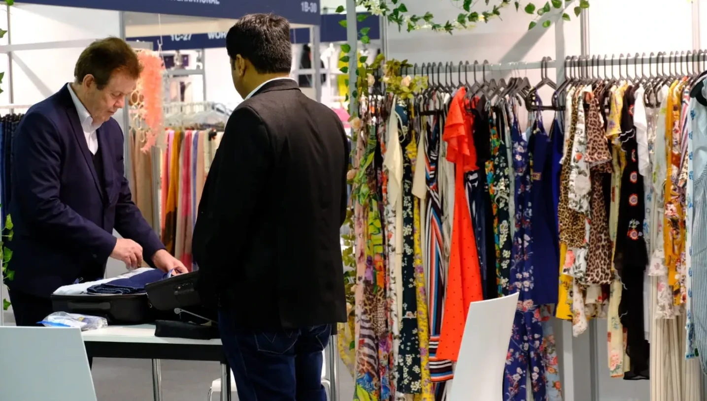 konfeksiyon fuarlarında b2b iş görüşmeleri ve moda satın alma toplantıları