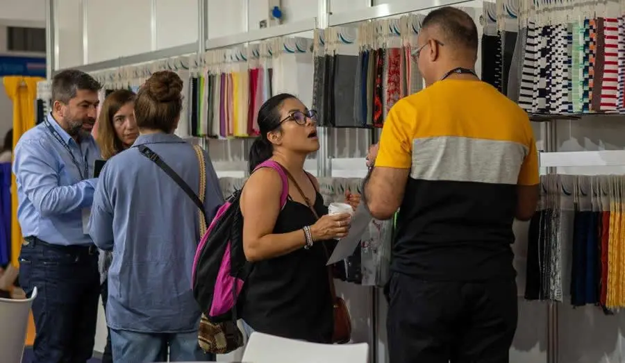 Barselona fuarlarında uluslararası B2B iş görüşmeleri yapan profesyoneller