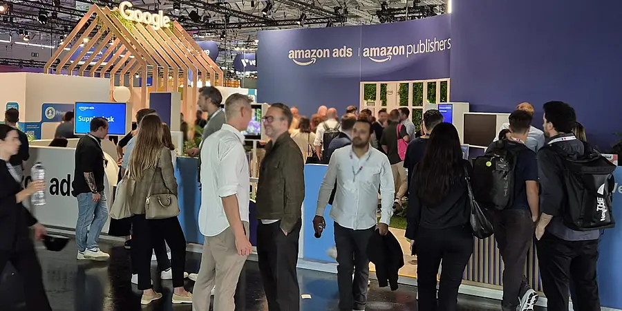 Berlin fuarlarında uluslararası B2B iş görüşmeleri yapan profesyoneller