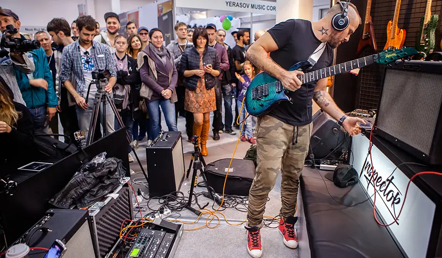 müzik teknolojileri ve dijital ses sistemleri sergilenen fuar alanı