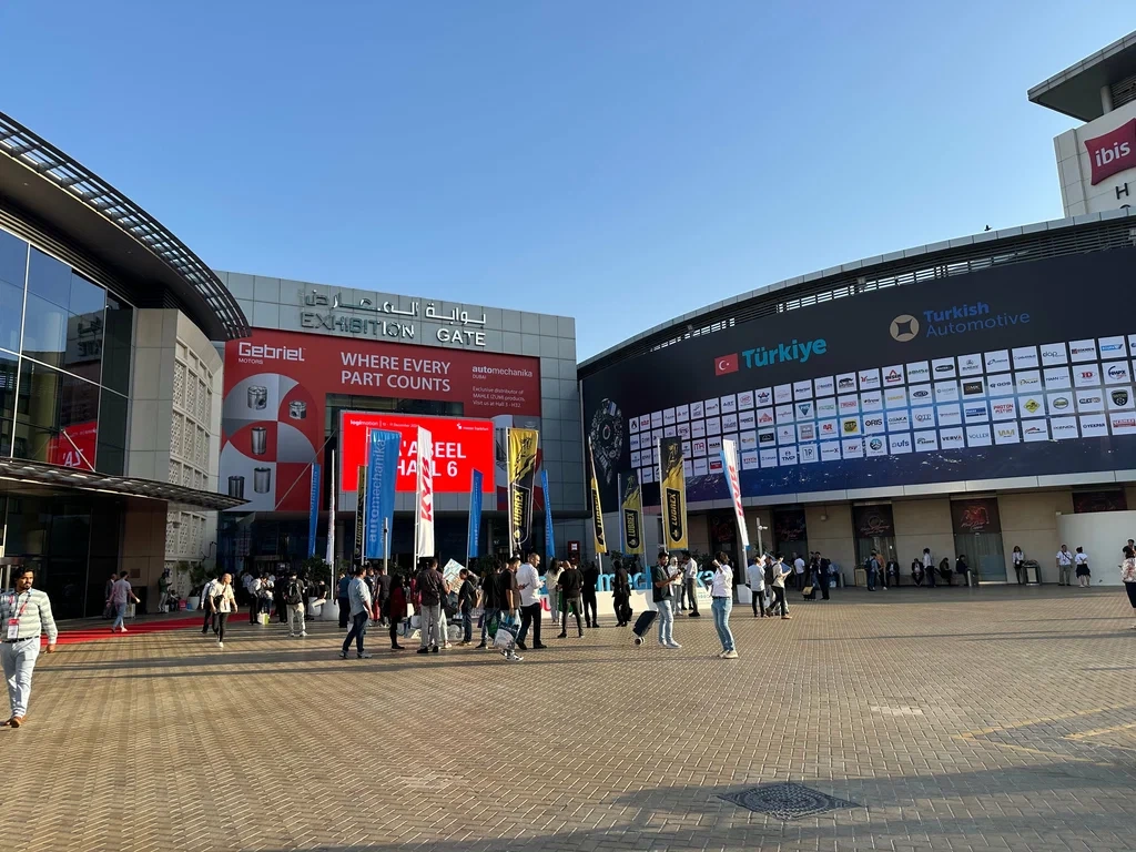 Dubai uluslararası fuarları ve küresel ticaret merkezi görünümü