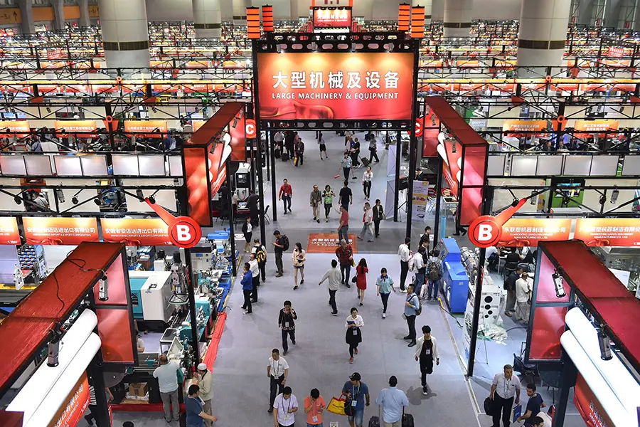 Guangzhou fuarlarında uluslararası alıcılar ve Çinli üreticiler arasındaki ticaret görüşmeleri