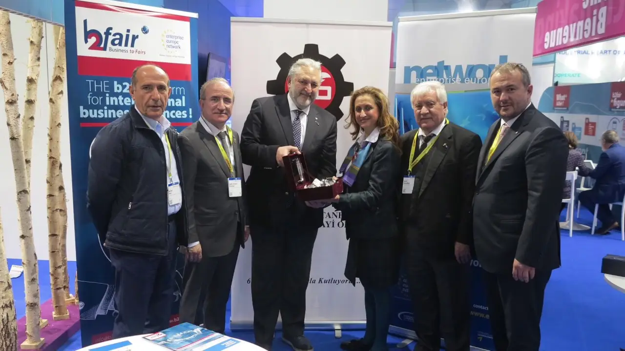 Hannover fuarında üretici ve satın almacılar arasında teknik B2B görüşme