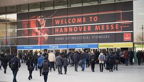 Messegelände Hannover fuar alanı salonları ve uluslararası ziyaretçi girişleri