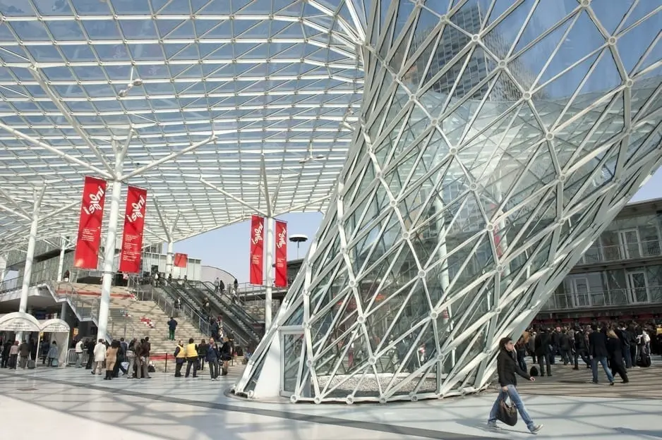 Milano Fiera Rho fuar alanı ve uluslararası ticaret ziyaretçileri